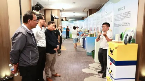 ▲金活動導覽展示臺東油芒開發的護髮精萃噴霧，呈現特色作物從原料到產品應用的加值成果。（圖／金屬中心提供）