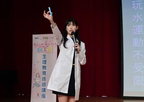 ▲蘇菲長期推動月經教育，並透過巡迴講座走入校園與教育現場實際對話，張至婷醫師帶領學生認識月經、青春期身體變化與生理用品。(圖 / 業者提供)
