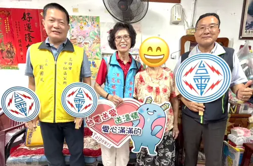 ▲台電公司鳳山區營業處處長黃明舜(右1)，由甲仙區區長劉國斌(左1)、西安里里長范姮枝(左2)陪同，到甲仙區西安里長者住家關懷。(圖／台電公司鳳山區營業處提供)