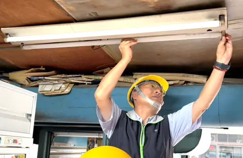 ▲台電公司鳳山區營業處處長黃明舜到甲仙區西安里長者住家關懷，並協助更換高效率LED燈泡。(圖／台電公司鳳山區營業處提供)