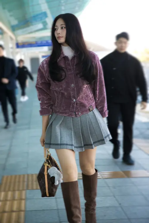 ▲周子瑜一身精品機場穿搭，整套行頭粗估破40萬元。（圖／品牌提供）