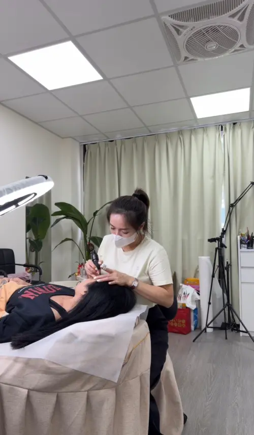 ▲在台灣結婚生子後，家羽選擇花錢精進自己，開立了美容工作室。（圖／家羽提供。）