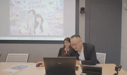 ▲李多慧用AI做出她跟許光漢的行銷廣告，讓前輩笑翻，打出高分。（圖／翻攝自YouTube＠이다혜 李多慧）