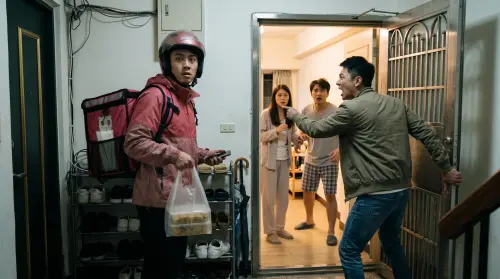 送餐遇到抓姦爆紅！綠帽男公開現場畫面　外送員偷打出軌女被罵翻