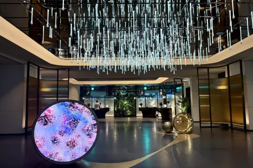 ▲台北洲際酒店的大廳，設計緊扣著臺北大巨蛋的意象與歷史。（圖／記者葉盛耀攝）