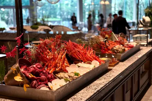 ▲台北洲際酒店的buffet「逸匯 Yi Social」，匯聚許多高檔海鮮。（圖／記者葉盛耀攝）