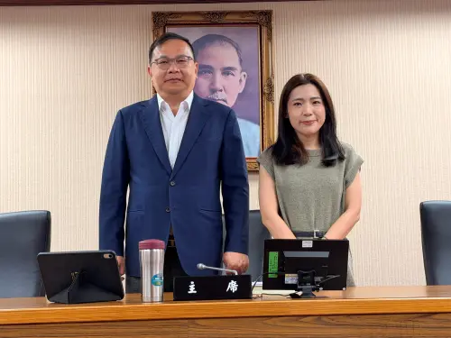 徐巧芯當外交國防召委！抽中僑委會排案權　和王義川合影氣氛微妙