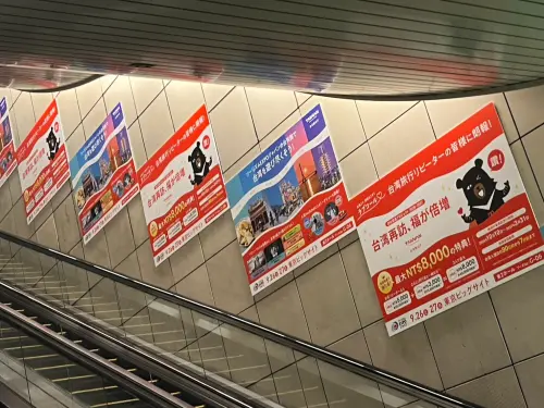 ▲東京臨海線國際展示場站手扶梯區廣告。（圖／觀光署提供）