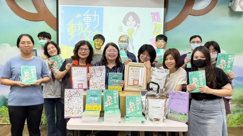 高雄教師10年送書助偏鄉　家長、出版社接力響應