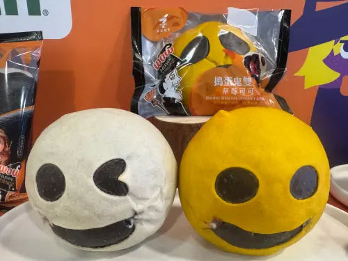▲「搗蛋鬼雙饗（草莓可可）」外觀為四種可愛鬼臉造型的巧克力麵包。（圖／記者鍾怡婷攝）