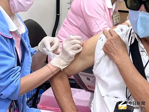 11月新制！公費流感新冠疫苗50歲以上將開打　2款新藥納健保