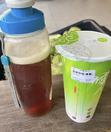 ▲清玉當年堅持只賣「黃金比例」的「翡翠檸檬茶」被踢爆一杯含糖量高達14顆方糖，加上大搞飢餓行銷，品牌直接跌落神壇。（圖/Google評價）