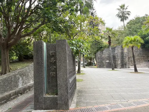 ▲新光三越A8、A9附近的「松壽廣場公園」，共有5處打卡點，也是整條路線中數量最多的區域。（圖／記者林若瑋攝）