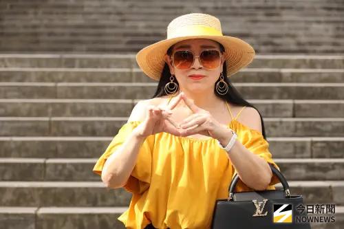 ▲許純美昨日拎著30萬元的LV限量包、戴著3萬8千元的Gucci墨鏡接受訪問，細數身上行頭超過50萬元。（圖／記者陳明安攝）