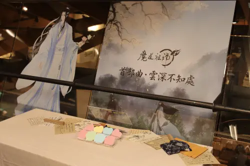▲快閃店以「雲深不知處」為主題打造沉浸式場景，現場設有角色展示、拍照空間及互動許願區，讓粉絲走進動畫世界。（圖／噗通企劃提供）
