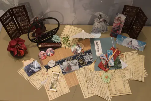 ▲《魔道祖師》快閃店集結多款角色周邊商品，從壓克力立牌、徽章、書籤到紙類收藏都有，並以東方古風元素打造展示空間。（圖／噗通企劃提供）