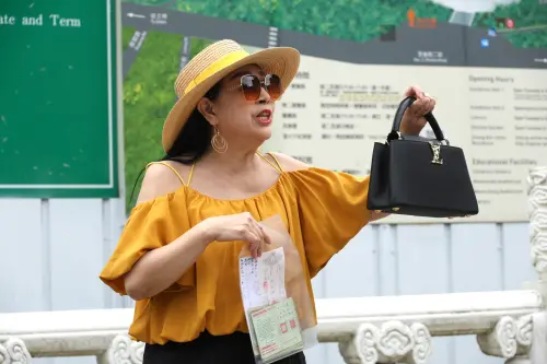 許純美依然有錢！拎30萬LV全身破50萬　怒控前夫女兒借100萬不還
