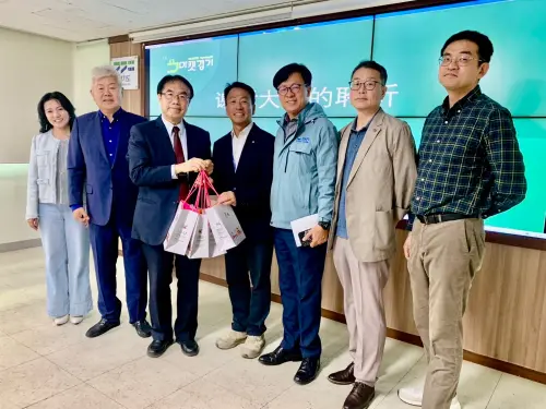▲台南市長黃偉哲於雙方會談後致贈台南農特產伴手禮。(圖／南市府堤供)