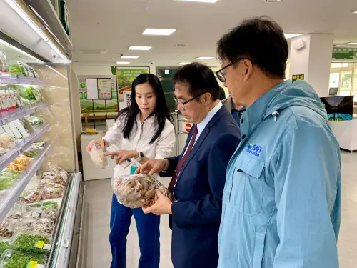 ▲韓國京畿道農水產振興院向台南市長黃偉哲分享該道的農產認證標章。(圖／南市府堤供)