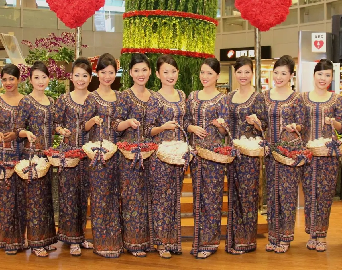 ▲新加坡航空女性空服員的沙龍制服搭配露趾涼鞋相當具有特色，已成為新航的經典標誌。不過，明年1月起露趾涼鞋將逐步走入歷史。（圖／翻攝自新加坡航空臉書）