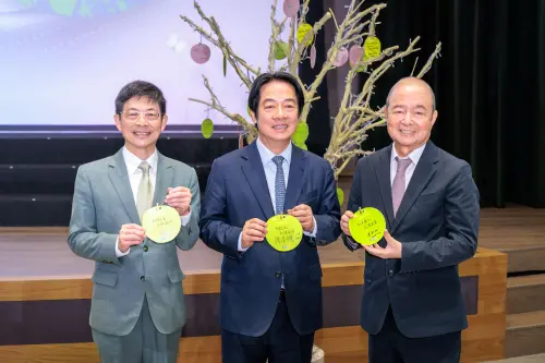 ▲總統賴清德（中）於「玉山ESG永續倡議行動」現場親筆寫下「希望之光，永續台灣」祈福卡，並與玉山金控創辦人黃永仁（右）、董事長黃男州（左）合影留念。（圖／玉山金控提供）