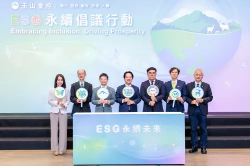 ▲玉山金控「ESG永續倡議行動」啟動儀式，由總統賴清德（中）、玉山金控董事長黃男州（左3）、環境部部長彭啓明（右3）、金管會副主委陳彥良（右2）、工研院院長張培仁（右1）、日本京都大學教授 William Baber（左2）及台灣微軟總經理李倩（左1）共同啟動，開啟永續未來新篇章。（圖／玉山金控提供）