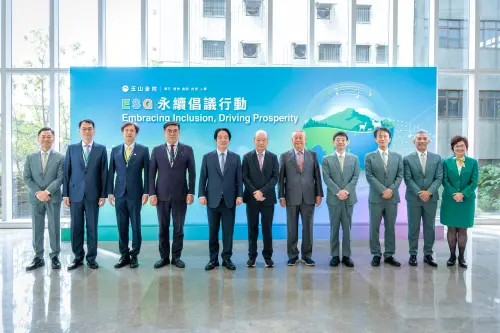 ▲玉山金控舉辦「2026玉山ESG永續倡議行動」，總統賴清德（左5）、玉山金控創辦人黃永仁（中）、董事長黃男州（右4）、環境部長彭啓明（左4）、金管會副主委陳彥良（左3）、金管會銀行局長童政彰（左2）、董事吳建立（右5）、金控總經理陳茂欽（右3）、銀行總經理林隆政（右2）、永續長張綸宇（左1）及銀行個金總處執行長許美麗（右1）共同出席見證。（圖／玉山金控提供）