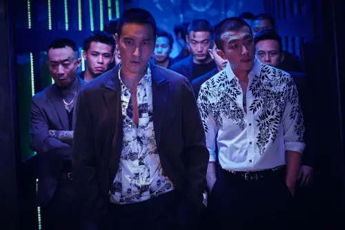 ▲懷秋（右）憑《角頭—大橋頭》中又狠又惡的「蠍子哥」一角，重返觀眾視野。（圖／曼尼娛樂提供）