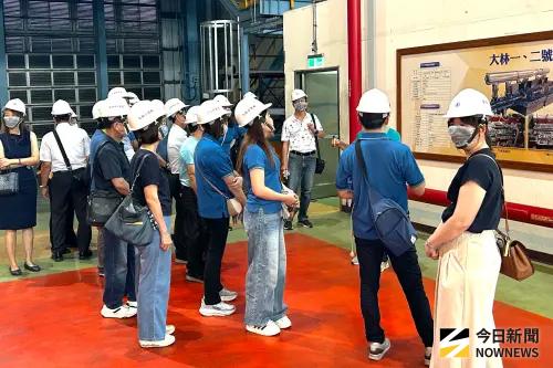 ▲高雄市國小校長團一行並到廠區參觀認識電力生產、能源轉型及減碳相關作為，讓與會校長等人獲益良多。(圖／記者黃守作攝，2026.10.08)