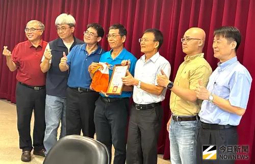 ▲高雄市國小校長團並由小港區鳳陽國小校長黃啟峰代表致送紀念品及感謝狀，由台電大林發電廠廠長李志光(右3)代表接受。(圖／記者黃守作攝，2026.10.08)