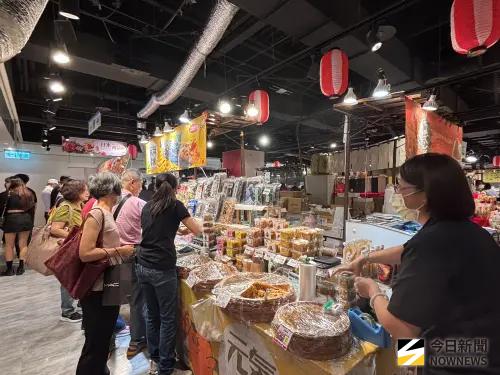 ▲新光三越台中中港店一年一度「日本商品展」今日初登場，吸引許多消費者參觀採購。（圖／記者金武鳳攝，2026.10.8)