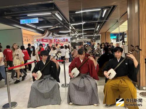 ▲開展首日也安排日本傳統三味線演出，為商品展增添音樂與文化元素。(圖／記者金武鳳攝，2026.10.8)