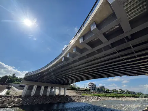 ▲環太東路銜接新平路三段-坪林新橋-橋梁新建工程榮獲重大工程組土木類-特優榮譽.(圖／市府提供）