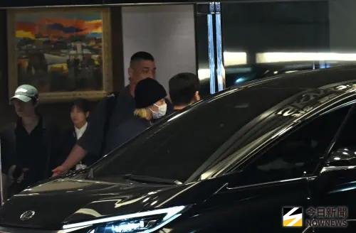 GD也到台灣了！一露面秒上保母車　將合體BIGBANG太陽大聲　