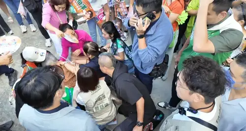 高齡阿嬤追洋流突暈倒　沈伯洋陪伴、護送上救護車