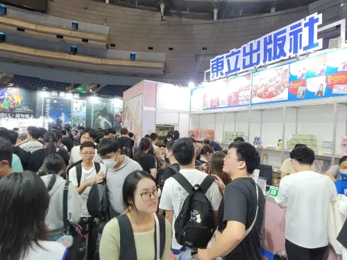 ▲東立出版社攤位開展後湧入大批讀者，周邊走道幾乎被人潮塞滿。（圖／NOWNEWS攝）