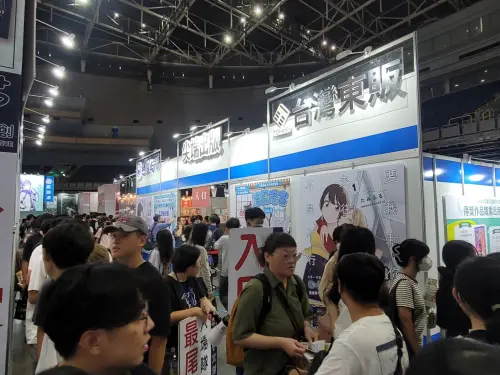 ▲台灣東販、尖端、東立等出版社攤位幾乎寸步難行。（圖／NOWNEWS攝）
