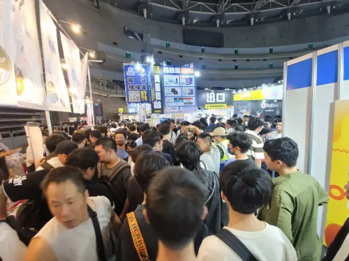 高雄動漫節「羚邦」人潮恐怖《排少》行李箱搶翻！快速結帳別跑錯