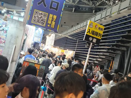 ▲羚邦攤位入場隊伍一路延伸，現場甚至設置「入場隊列中繼」指示牌分流人潮。（圖／NOWNEWS攝）