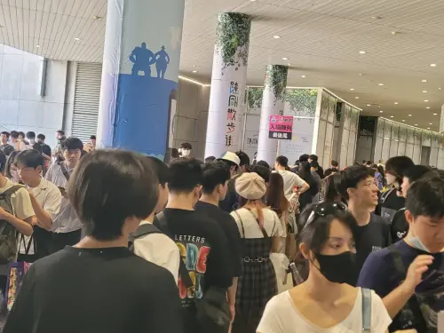 ▲羚邦人氣太旺，部分排隊人潮一路延伸到高雄巨蛋場館外側。（圖／NOWNEWS攝）