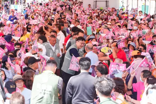 ▲ 賴瑞隆回到他的的「起家厝」前鎮小港受到支持者熱烈歡迎。（圖／翻攝畫面）