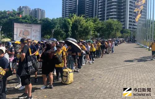 ▲中華職棒季後挑戰賽G1，洲際球場內野許多象迷排隊等待入場搶買應援毛巾。（圖／記者陳柏翰攝影,2026.10.09）
