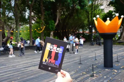 ▲「臺北限定集章明信片」結合臺北城市意象及BIGBANG 20週年演唱會，主打黃、紅、藍色。（圖／台北市觀傳局提供）