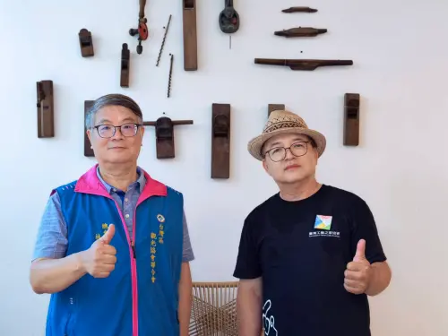 ▲臺灣工藝之家協會謝嘉亨理事長(右)、台灣區觀光協會聯合會林吉財總會長(左)合影。(圖／臺灣工藝之家協會提供）