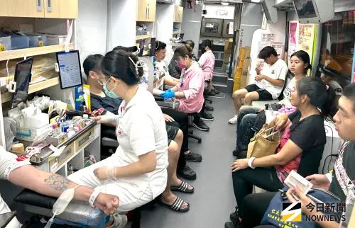 ▲高雄市萬丹獅子會舉辦公益捐血活動，吸引民眾挽袖捐血救人。(圖／記者黃守作攝，2026.10.09)