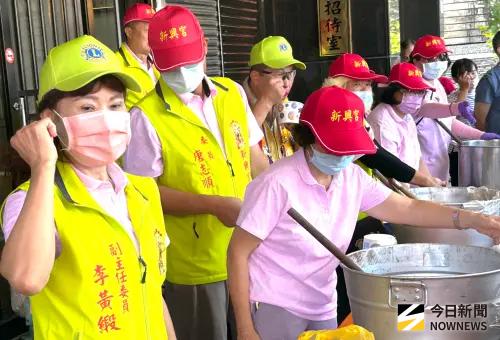 ▲高雄市萬丹獅子會舉辦公益捐血活動，屏東縣萬丹鄉新興宮也由管理委員會副主任委員李黃緞(左)率員到萬惠宮媽祖廟前廣場，現煮萬丹名產紅豆湯供捐血民眾免費取用，萬丹獅子會也在現場提供紅豆餅共襄盛舉。(圖／記者黃守作攝，2026.10.09)