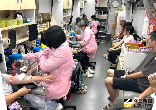 ▲高雄市萬丹獅子會舉辦公益捐血活動，吸引民眾奉獻愛心，踴躍挽袖捐血。(圖／記者黃守作攝，2026.10.09)