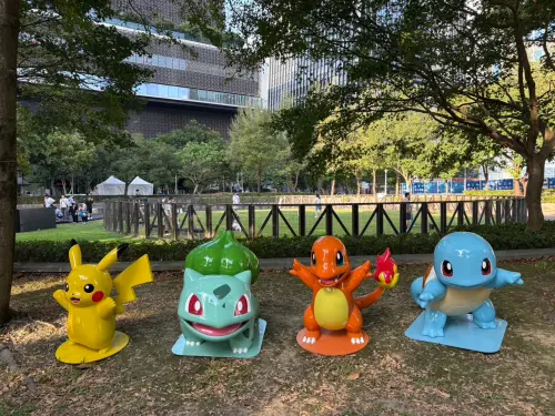 ▲寶可夢30週年活動將歷代御三家融入公園階梯，妙蛙種子、小火龍、傑尼龜等角色都能找到。（圖／記者林若瑋攝）