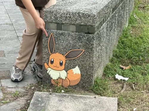 ▲伊布圖案藏在公園石椅側面，連不起眼的角落都成為寶可夢30週年的拍照彩蛋。（圖／記者林若瑋攝）
