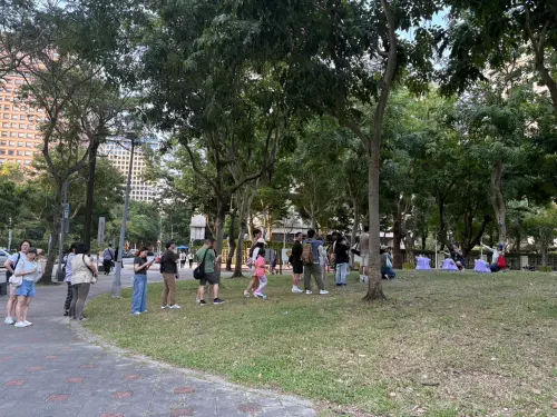 ▲寶可夢30週年打卡活動吸引大批民眾前來拍照，公園草地上設置3隻不同姿勢的百變怪立體模型，成為合照的熱門景點。（圖／記者林若瑋攝）